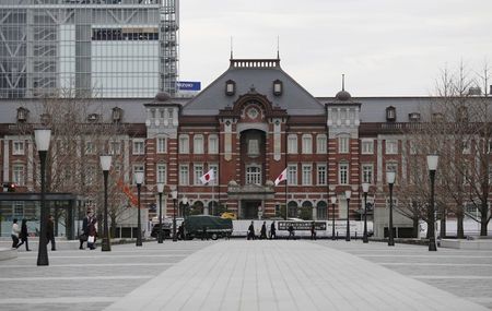 　東日本旅客鉄道（ＪＲ東）は２８日、２０２１年３月期に連結営業損益が５０００億円の赤字になるとの見通しを維持すると発表した。ただ、ＧｏＴｏトラベルの効果で足元の状況が改善しているほか、コスト削減も進め「来期は黒字化したい」（赤石良治常務）とした。写真は東京駅、２０１６年２月撮影（２０２０年　ロイター／Toru Hanai）