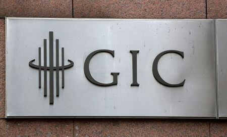 　９月１日、シンガポール政府系ファンドのＧＩＣは、ブルックフィールド・インフラストラクチャー・パートナーズを含む投資家グループとともに、印リライアンス・インダストリーズ子会社から印通信塔会社を３４億ドルで買収したと発表した。写真はＧＩＣのロゴ。シンガポールで２０１７年７月撮影（２０２０年　ロイター／Darren Whiteside）