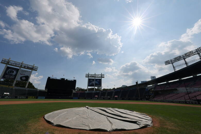 猛暑のため韓国プロ野球は全試合が中止となった。写真は8月5日のソウルのチャムシル野球場　YONHAP NEWS AGENCY - REUTERS
