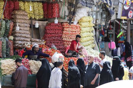 　４月２日、内戦が７年続くイエメンで、親イラン組織フーシ派とサウジアラビア主導の連合軍が２カ月の停戦で合意した。写真は２日、サヌア市内で撮影（２０２２年　ロイター/Khaled Abdullah）