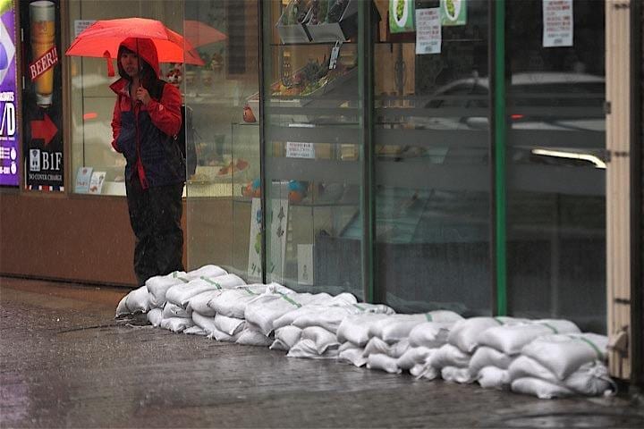 大型で非常に強い台風19号が日本列島に接近している影響で、東海や関東地方で雨風が強まり、複数の河川が氾濫危険水位に達している。写真は床上浸水に備えて土のうで入口を塞いだ東京の飲食店（2019年　ロイター/Kim Kyung-hoon）