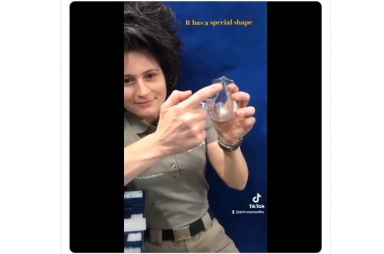 宇宙でこのカップを使うとコーヒーを香りとともに味わうことができる......twitter-@AstroSamantha