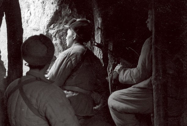 朝鮮半島でトンネルに籠もる中国義勇軍　SOVFOTO-UIG/GETTY IMAGES