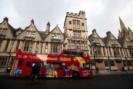 　２月２５日、英オックスフォード大学は、新型コロナウイルス感染症の研究を行っている「構造生物学部門」にサイバー攻撃が仕掛けられたとの報告を受けて、調査を行っていると発表した。写真はオックスフォード大学。英オックスフォードで昨年１０月撮影（２０２１年　ロイター／Matthew Childs）