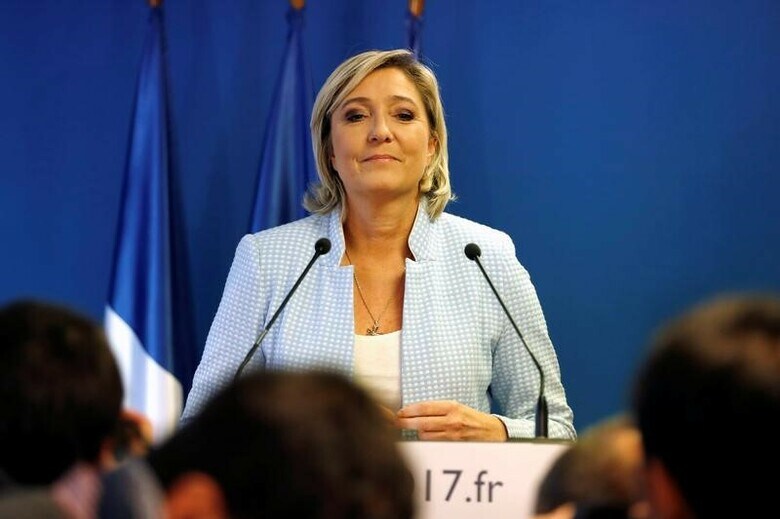 １１月１３日、フランス極右政党・国民戦線（ＦＮ）のマリーヌ・ルペン党首（写真）は、英ＢＢＣ放送の番組に出演し、米大統領選でのドナルド・トランプ氏の勝利はエリート層に対する人民の勝利だと語った。仏ナンテールで９日撮影（２０１６年　ロイター/Charles Platiau）