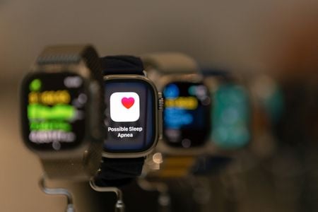 　米アップルの腕時計型端末「アップルウオッチ」シリーズの一部について、同社が打ち出した「炭素中立で環境にやさしい」との宣伝は偽りだとして、購入した消費者が同社をカリフォルニア州北部地区連邦地裁に提訴した。写真は、イベントで展示された「アップルウオッチ」シリーズ。２０２４年９月、カリフォルニア州のクパチーノで撮影（２０２５年　ロイター/Manuel Orbegozo）