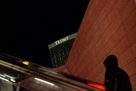米ニューヨーク州の連邦地裁は１６日、トランプ前米大統領に対し、３億５４９０万ドルの罰金支払いを命じる判決を下した。８日撮影（２０２４年　ロイター/Carlos Barria）