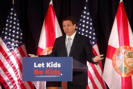 米フロリダ州のデサンティス知事（共和党）が来週、２０２４年の米大統領選に正式に出馬することが複数の関係者の話で分かった。１７日、フロリダ州タンパで撮影（２０２３年　ロイター／Octavio Jones）