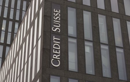 　４月２５日、コーエーテクモホールディングスの広報担当者によると、同社は２０２３年３月期決算でクレディ・スイスのＡＴ１債の保有に関連して４１億円の損失を計上した。写真はクレディ・スイスのロゴ。２０１４年５月、チューリヒで撮影（２０２３年　ロイター/Arnd Wiegmann）