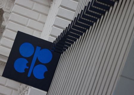 １１月４日、ロイター調査によると、１０月の石油輸出国機構（ＯＰＥＣ）産油量は日量２６３３万バレルと９月産油量から１９万５０００バレル増加した。ウィーンのOPEC本部で２０２３年１１月撮影（２０２４年　ロイター/Leonhard Foeger）