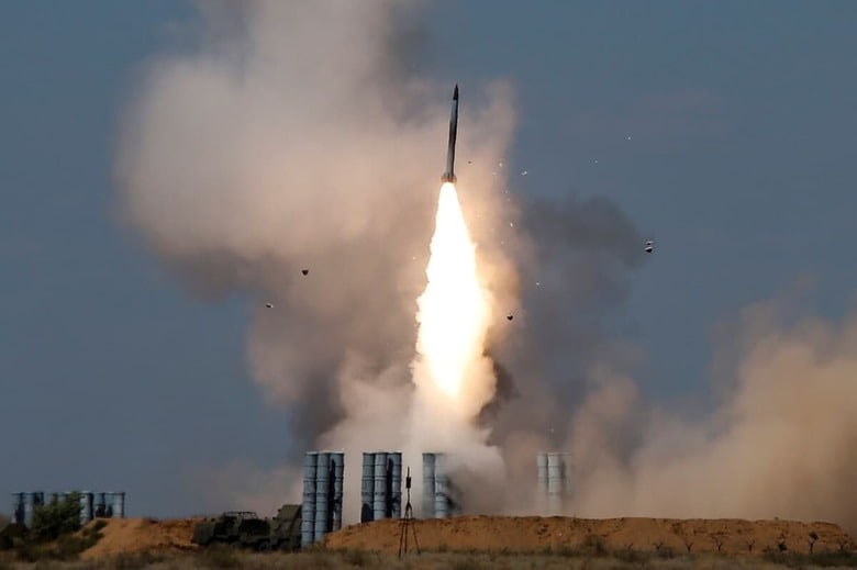 S300ミサイル発射の様子（2017年）　REUTERS/Maxim Shemetov/File Photo