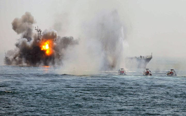 2010年にイランの革命防衛隊がホルムズ海峡で実施した軍事演習　REUTERS/Fars News