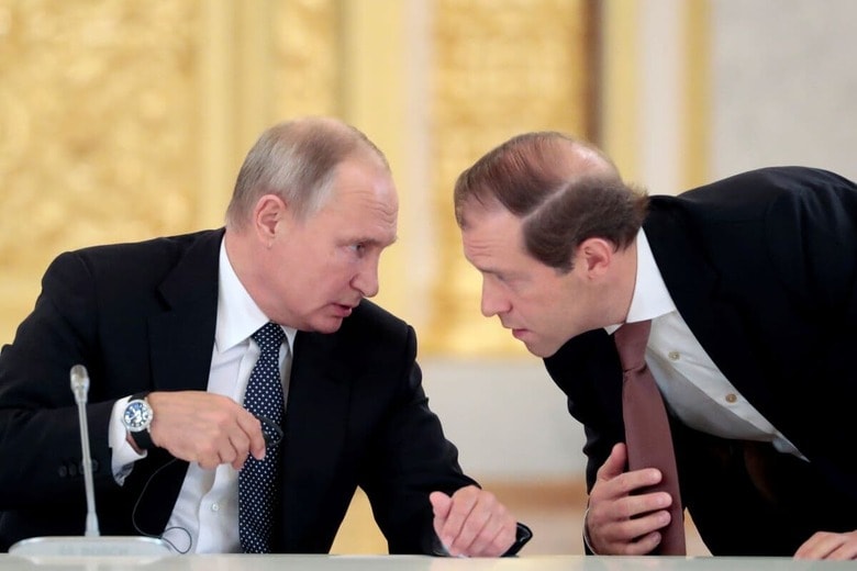 プーチン大統領とマントゥロフ産業貿易相（2018年10月）　Sergei Chirikov/Pool via REUTERS