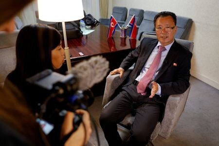 　１２月１０日、北朝鮮外務省の金善慶次官（国際機関担当、写真右）は、パレスチナ自治区ガザにおける人道的な即時停戦を求める国連決議案に拒否権を行使した米国を非難した。２０１７年４月、平壌で撮影（２０２３年　ロイター/Damir Sagolj）