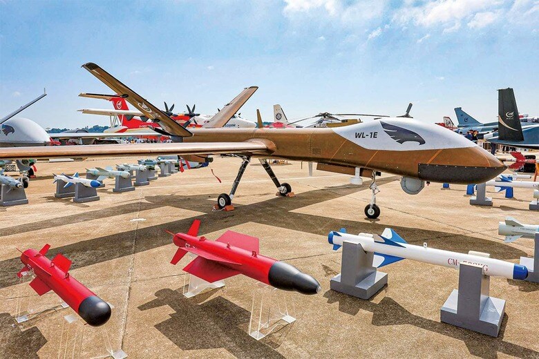 昨年11月に広東省珠海市で開かれた中国最大の航空展示会「中国国際航空宇宙博覧会」では、巨大な軍事用ドローンの姿が目立った　XINHUA/AFLO