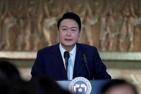 　韓国の尹錫悦大統領（写真）は、安倍晋三元首相が遊説中に銃撃され死亡したことを受け、昭恵夫人に哀悼の意を表した。写真は５月、ソウルで代表撮影（２０２２年　ロイター）