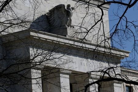 米ニューヨーク連銀の市場グループ責任者、ダリープ・シン氏は２０日、米連邦準備理事会（ＦＲＢ）の社債購入プログラム「セカンダリーマーケット・コーポレート・クレジット・ファシリティ（ＳＭＣＣＦ）」は社債市場に大きな影響を与えているとした上で、ＦＲＢは必要に応じ、支援拡大に向け柔軟なアプローチを取ると述べた。ワシントンのＦＲＢ本部で昨年３月撮影（２０２０年　ロイター/Leah Millis）