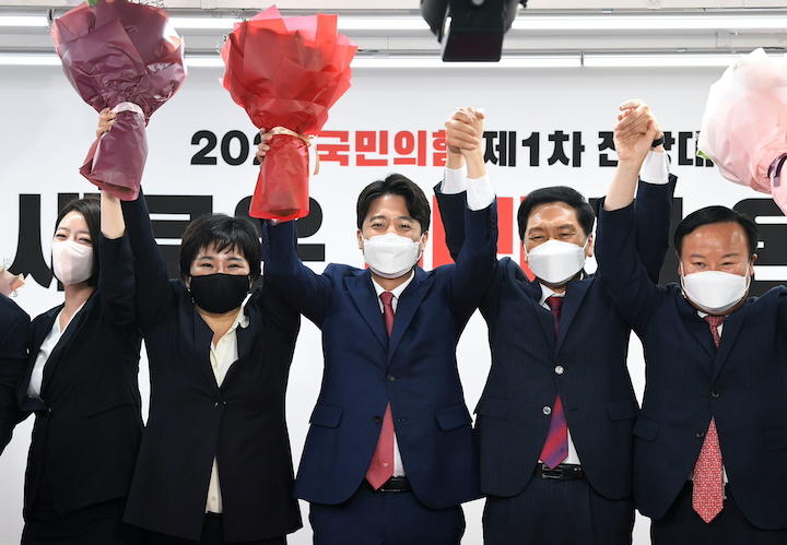 未来を感じる韓国の選挙（6月11日、最大野党の代表に選ばれた当時36歳の李俊錫=中央=）Kim Min-Hee-REUTERS