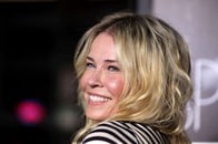 米女優チェルシー・ハンドラーの「ビキニ水着でスキー」を楽しむ動画に批判殺到...専門家からも懸念の声