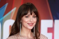 まるで全裸...ダコタ・ジョンソンの「蜘蛛の巣ドレス」にネット騒然　「服のようで服じゃない」装いとは？