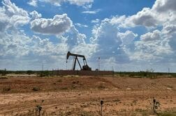 原油先物、週間で下落へ　イラン巡る緊張続く