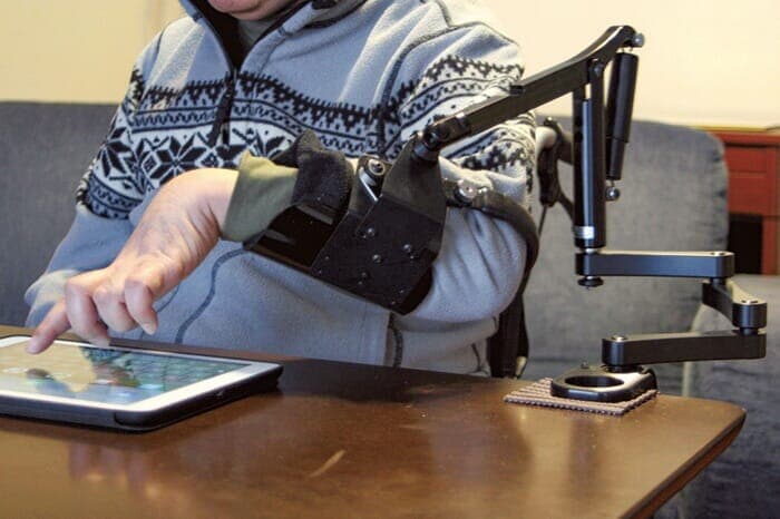 テクノツールの上肢を補助するアームサポート