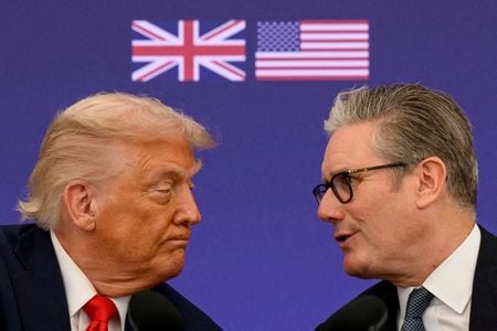 トランプ米大統領（左）とスターマー英首相。2025年9月、ロンドン郊外にある首相の公式別荘「チェッカーズ」で代表撮影。REUTERS