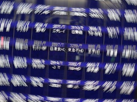 旧村上ファンド系のシティインデックスイレブンス（東京・渋谷）が島忠株を２０日時点で８．３８％まで買い増したことが、関東財務局に提出された大量保有報告書と変更報告書で分かった。写真は東京証券取引所に上場されている銘柄の株価ボード。２０２０年１０月１日に撮影。（２０２０年　ロイター／Issei Kato）
