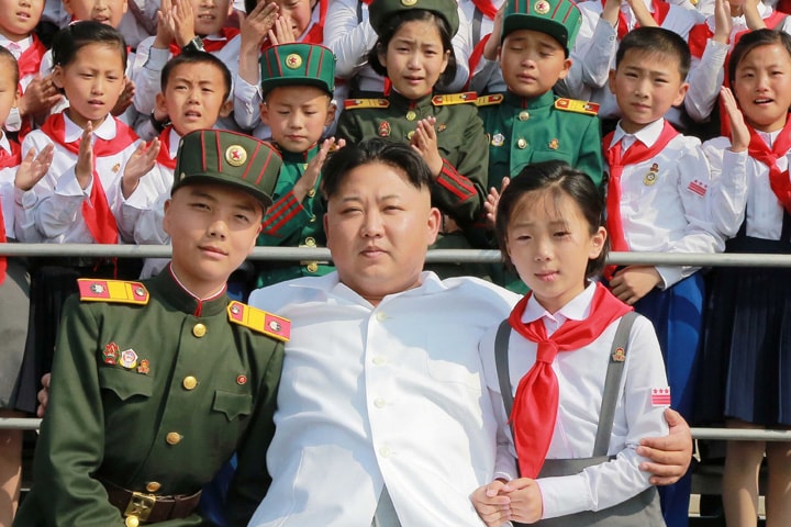 金正恩を囲む「朝鮮少年団」の子供たち　REUTERS/KCNA