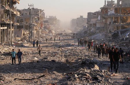 　１０月１０日、イスラエル軍は、パレスチナ自治区ガザでの停戦合意に基づき一部地域からの撤退を開始した。写真はガザで同日撮影（２０２５年　ロイター/Ebrahim Hajjaj）