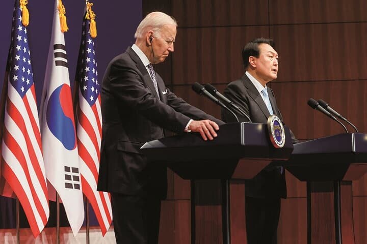 米韓共同声明で自国をグローバルリーダーと表明した尹（右）　JONATHAN ERNSTーREUTERS