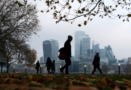 ＩＨＳマークイット／ＣＩＰＳが発表した１月の英国の購買担当者景気指数（ＰＭＩ）速報値は、製造業とサービス部門を合わせた総合ＰＭＩが５２．４となり、前月の４９．３から上昇して２０１８年９月以来の高水準を記録した。写真はロンドンの金融地区。２０１９年１１月撮影（２０２０年　ロイター/Hannah McKay）