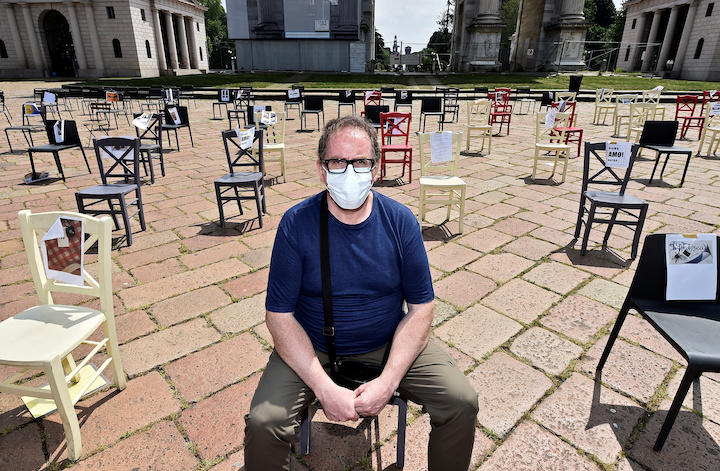 広場に椅子を並べてロックダウン（都市封鎖）に抗議するレストラン店主（5月6日、ミラノ）　Flavio Lo Scalzo-REUTERS