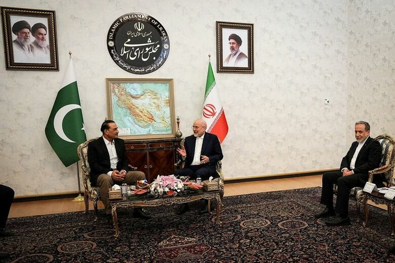 イランのガリバフ議長は8月24日、イランのテヘランでパキスタンのムニール陸軍元帥と会談した　Iranian Parliament Speaker Office/WANA /Handout via REUTERS