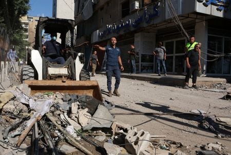 レバノンに拠点を置く親イラン武装組織ヒズボラは３１日、イスラエル軍の攻撃により、首都ベイルート南部郊外の建物にいたフアド・シュクル司令官が死亡したと確認した。写真はレバノンの首都ベイルートで３１日、撮影（２０２４年　ロイター/Mohamed Azakir）