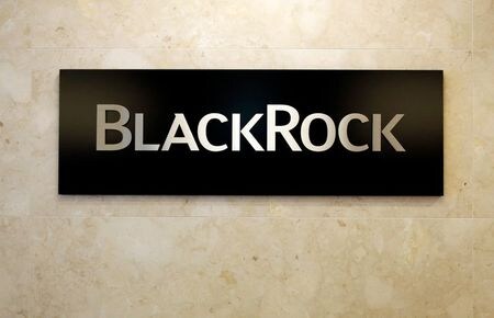 ７月１４日、米大手資産運用会社ブラックロックのフィンクＣＥＯは、ロイターのインタビューに応じ、物価高騰が一時的だというＦＲＢの見解を否定した上で、ＦＲＢはインフレの高まりに対応せざるを得なくなると述べた。写真は同社のロゴ。都内で２０１６年１０月撮影（２０２１年　ロイター／Toru Hanai）