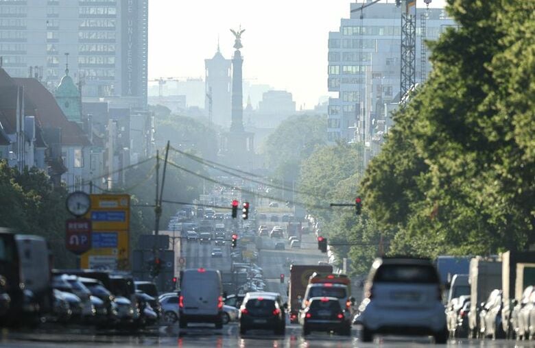 Ｓ＆Ｐグローバルが２３日発表したユーロ圏の９月の総合購買担当者景気指数（ＰＭＩ）速報値は下落予想に反して５３．１に急上昇し、２０２３年４月以来の高水準を記録した。写真は６月、ドイツのベルリンの通り（２０２６年　ロイター／Fabrizio Bensch）