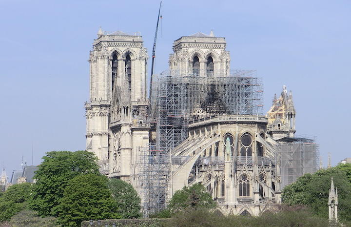 火災後もまだしっかり建っていたノートルダム大聖堂　（筆者撮影）