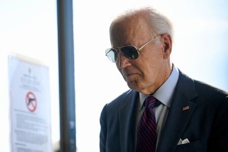 バイデン米大統領は２８日、地元デラウェア州で１１月５日に迫る大統領選の期日前投票をし、民主党候補のハリス副大統領に票を投じた。同日撮影（２０２４年　ロイター/Craig Hudson）
