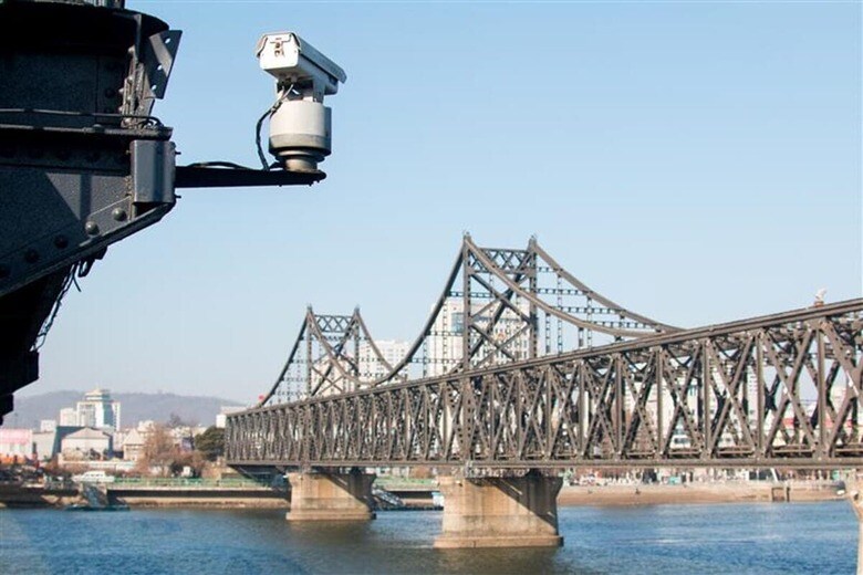 中朝国境の鴨緑江にかかる橋。遼寧省の丹東市と北朝鮮の新義州市を結んでいる　Shota Tokuda-shutterstock