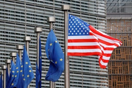 　６月２０日、ＥＵ欧州委員会は、米国の鉄鋼・アルミニウム輸入関税への対抗措置として、２２日から農産物などの米製品に２５％の関税を課すと発表した。写真はＥＵ旗と米国旗。ブリュッセルで昨年２月撮影（２０１８年　ロイター/Francois Lenoir）