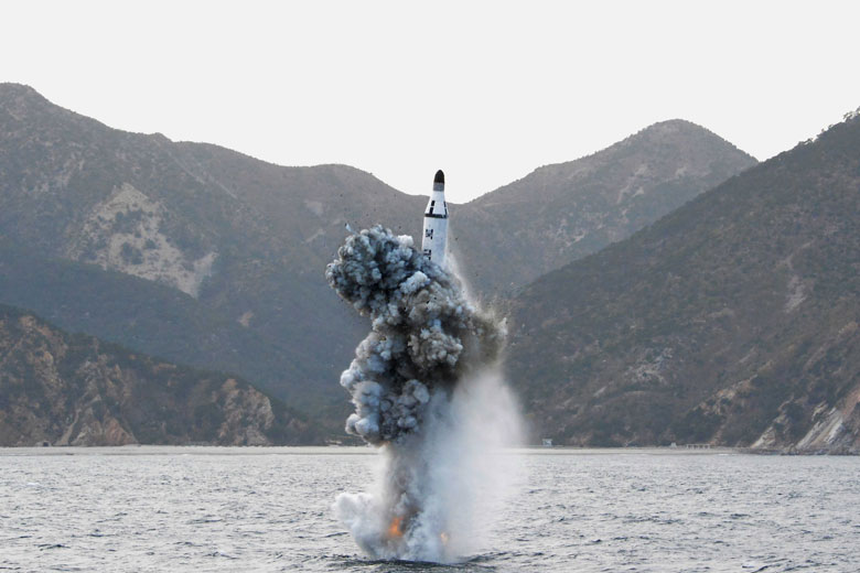 4月23日に東岸沖で発射された潜水艦発射弾道ミサイル（SLBM）の写真を、24日に朝鮮中央通信（KCNA）が公表。韓国は「失敗」と分析する一方、北朝鮮は「成功」と発表しているが　KCNA/via REUTERS