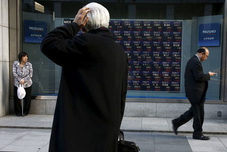 　３月９日、前場の東京株式市場で、日経平均株価は前営業日比２６７円２２銭安の１万６５１５円９３銭と３日続落した。写真は都内で２日撮影（２０１６年　ロイター/Thomas Peter）