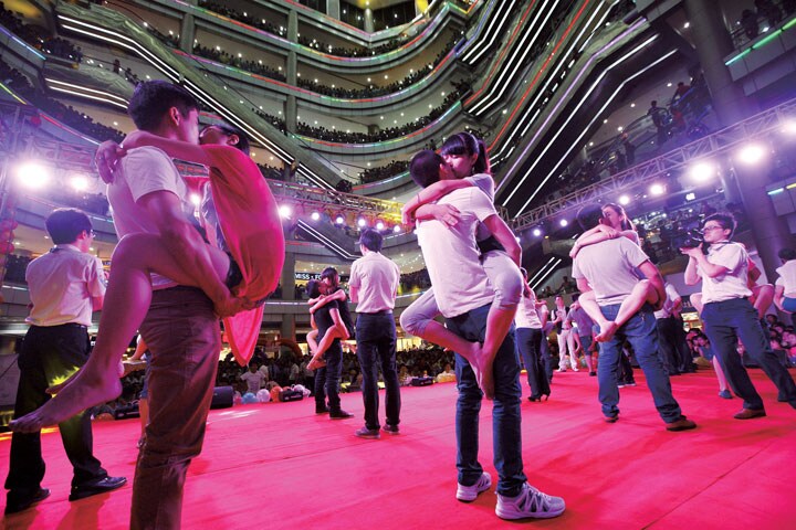 中国のバレンタインデーに当たる七夕に開かれた「キス・コンテスト」に出場した恋人たち（福建省泉州）　VCG/GETTY IMAGES