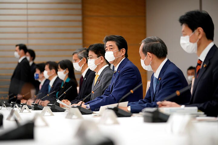先行きが見通せない今、政府の役割が特に重要（4月7日、新型コロナウイルス感染症対策本部を開催した安倍首相）　Franck Robichon/Pool via REUTERS