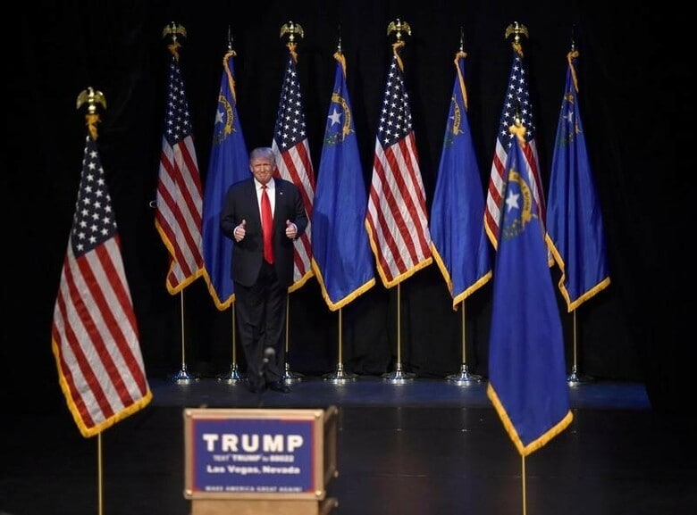 ６月２０日、米大統領選で共和党候補指名が確定した実業家のドナルド・トランプ氏（写真）がネバダ州ラスベガスで開催した集会で１８日、１９歳の男が警察官の銃を奪おうとしたとして逮捕された。同集会で１８日撮影（２０１６年　ロイター/David Becker）