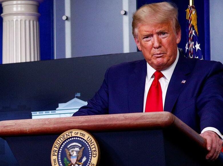 トランプ米大統領は1日、米国内で新型コロナウイルスの感染拡大が深刻な地域への航空便を停止する案を検討していることを明らかにした。写真は3月31日、ワシントンのホワイトハウスで撮影（2020年　ロイター/Tom Brenner）