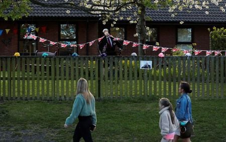 ４月２８日、英国のハンコック保健相は、同国で既往症のない子どもが珍しい炎症性症候群で死亡するケースが複数でており、研究者らがＣＯＶＩＤ－１９（新型コロナウイルス感染症）と関連があるとみていると述べた。英ブライスで２７日撮影（２０２０年　ロイター/Lee Smith）