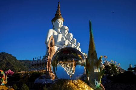 　１月１７日、タイのペートンタン首相は、中国人俳優の拉致事件を受けて旅行者の安全に対する懸念が高まったことを受け、中国人観光客の信頼回復のため観光客の警備を強化すると発表した。写真は、ワット・プラタート・パーソーンケーオ寺院にある大きな仏像。２０２４年１２月、ペッチャブーン県カオコー郡で撮影（２０２５年　ロイター/Athit Perawongmetha）