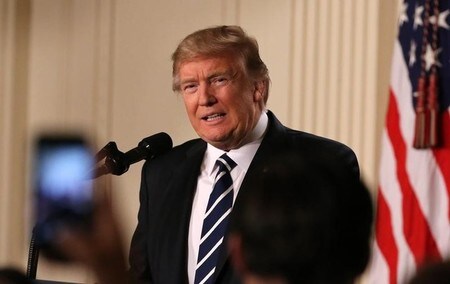 　４月５日、トランプ米大統領（写真）は、１兆ドルのインフラ整備計画について、議会で支持を得られるようにヘルスケアや税制改革など他の法案に盛り込む考えを示した。写真はワシントンで１月撮影（２０１７年　ロイター／Carlos Barria）